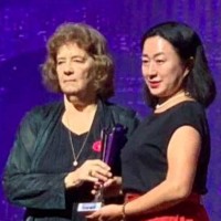 Tomomi Sugahara, President IWFCI Japan presented with the trophy for the next GWTS 2020 to be held in Tokyo, Japan